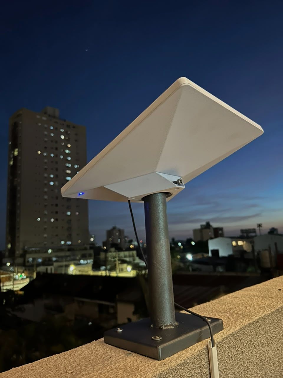Antena Starlink al atardecer