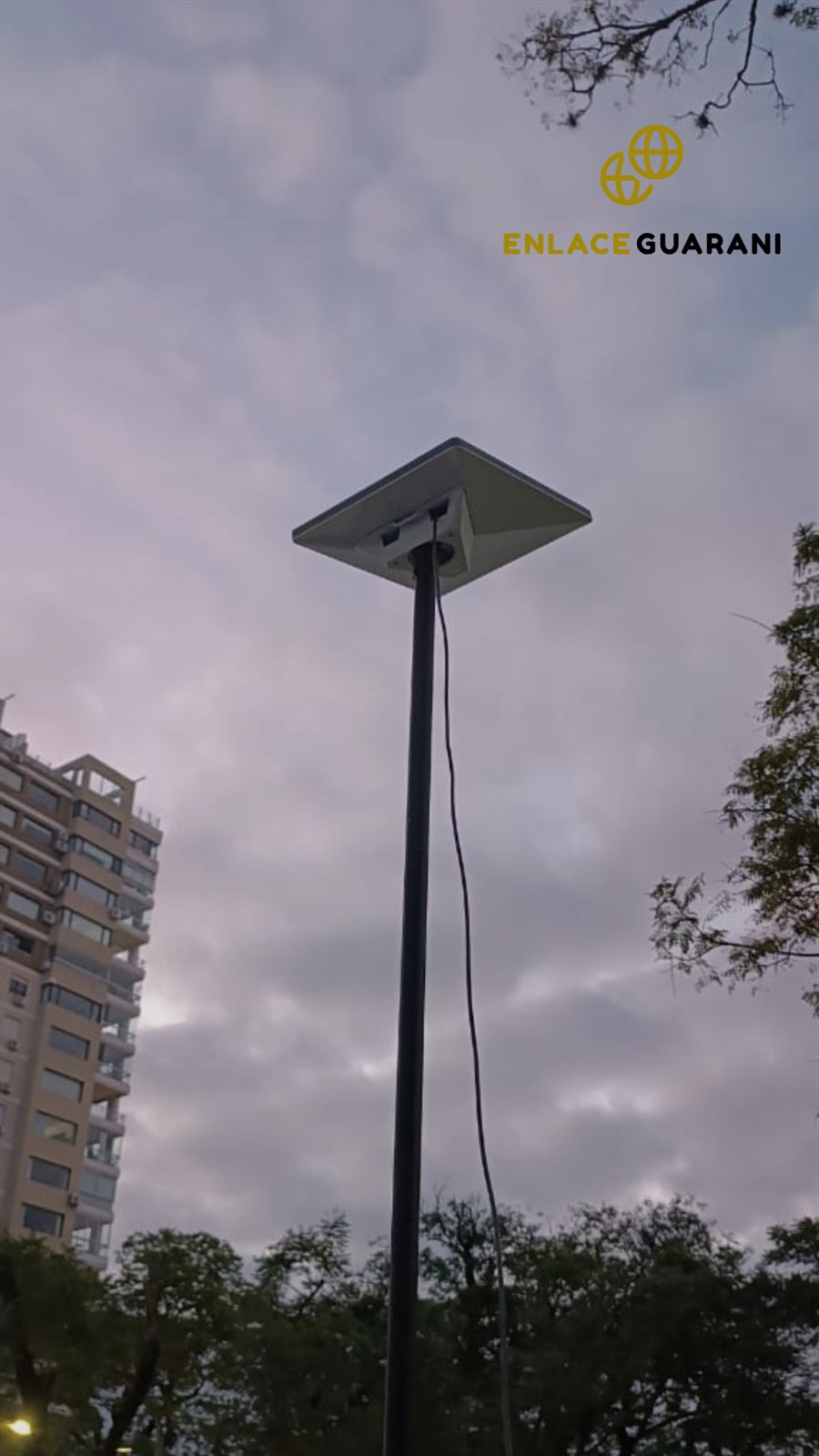 Antena en poste con la marca Enlace Guaraní