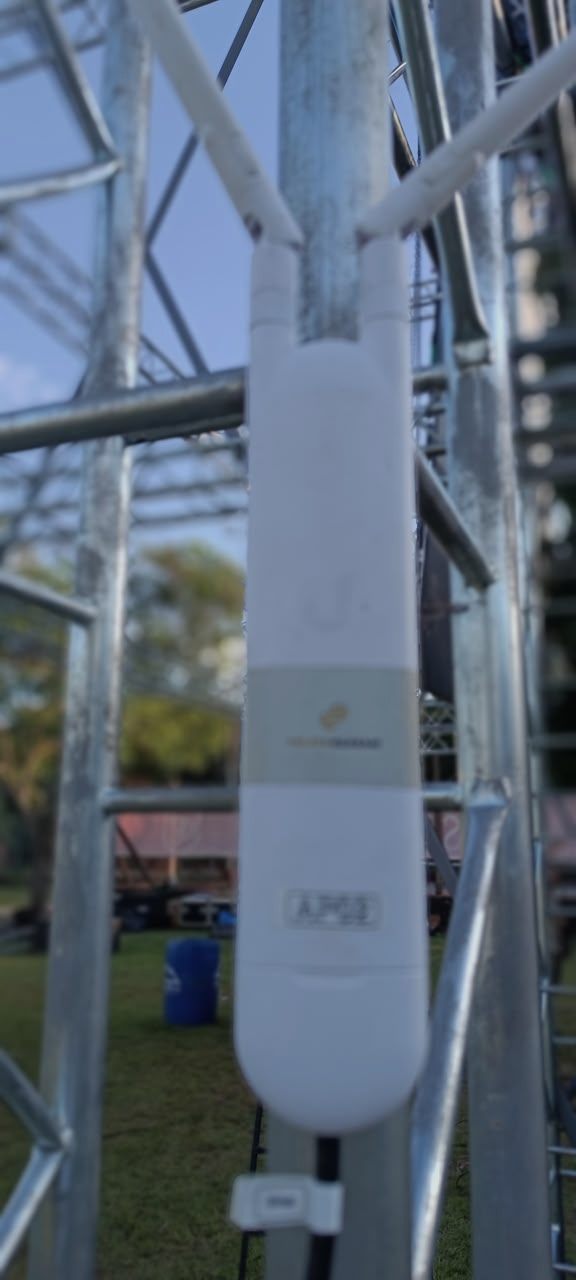 Antena satelital junto al río